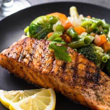 Easy And Delicious Air Fryer Salmon - Thefoodiebunch Easy And Delicious Air Fryer Salmon With Slice Lemon And Vegetables